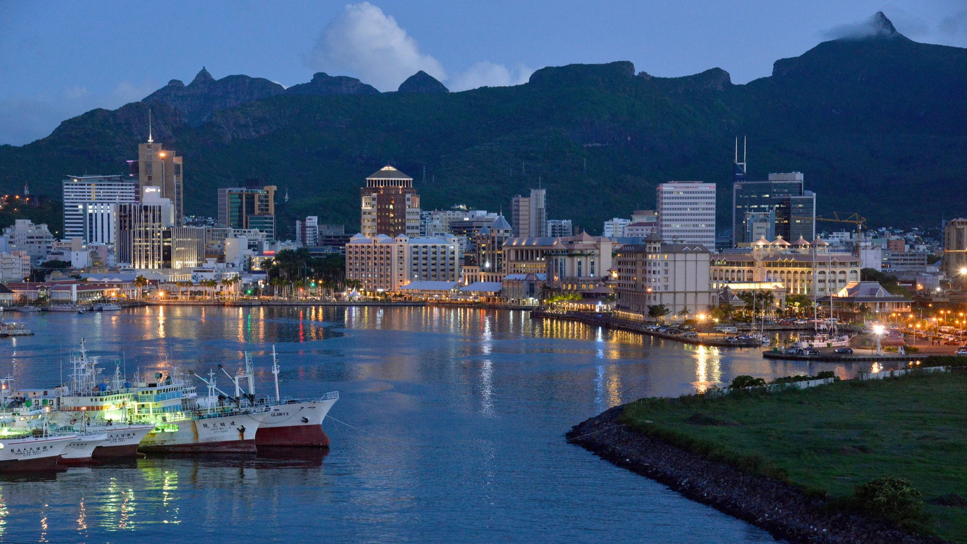 Современный центр города с набережной Ле-Каудан в Порт-Луи.