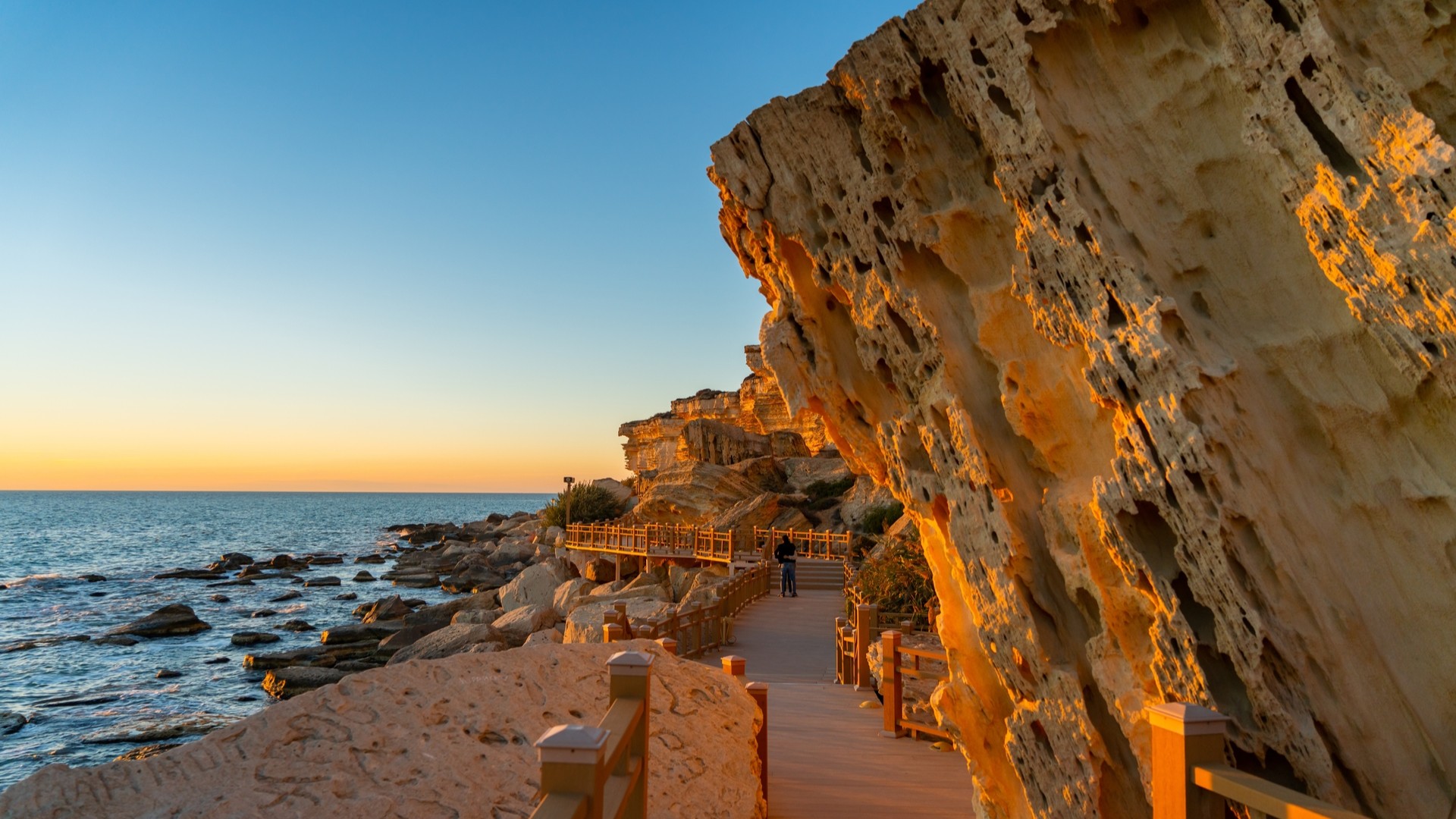 Побережье Каспийского моря и скалистая тропа в городе Актау.