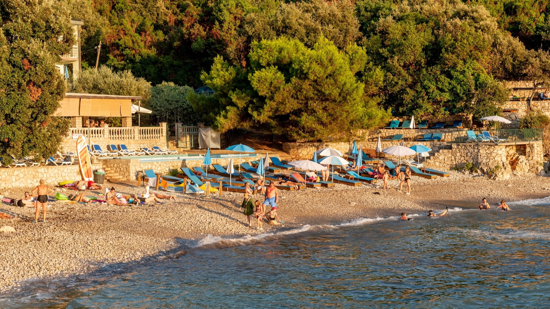 Люди отдыхают на пляже Утеха в Черногории.