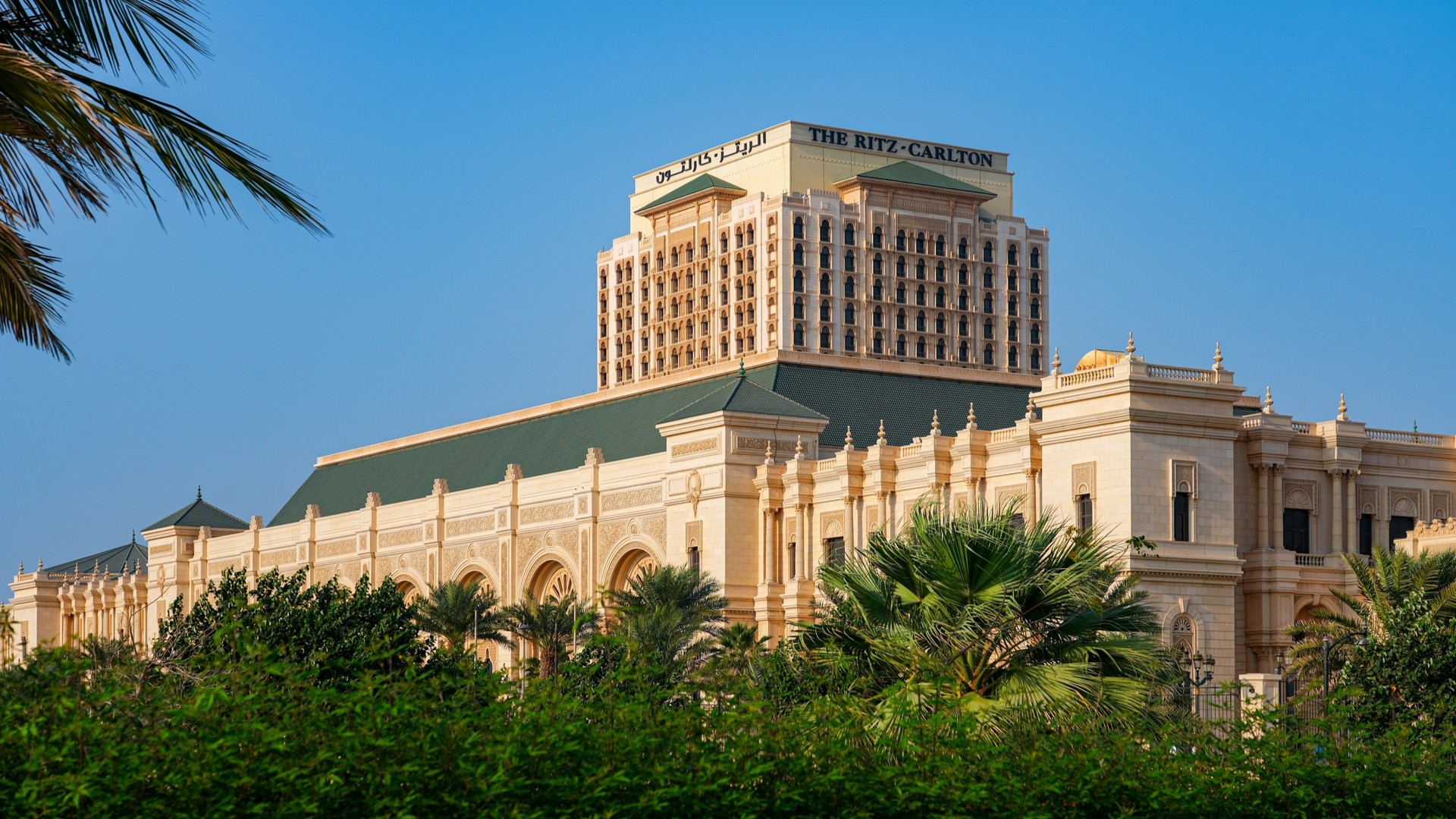 Величественный фасад отеля The Ritz-Carlton на набережной Джидды.